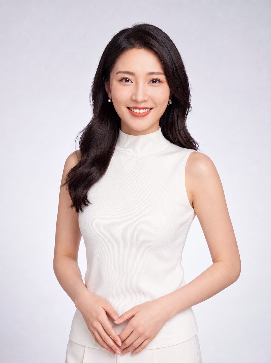 女性职业形象照样片，白色高领针织衫，自然妆容
