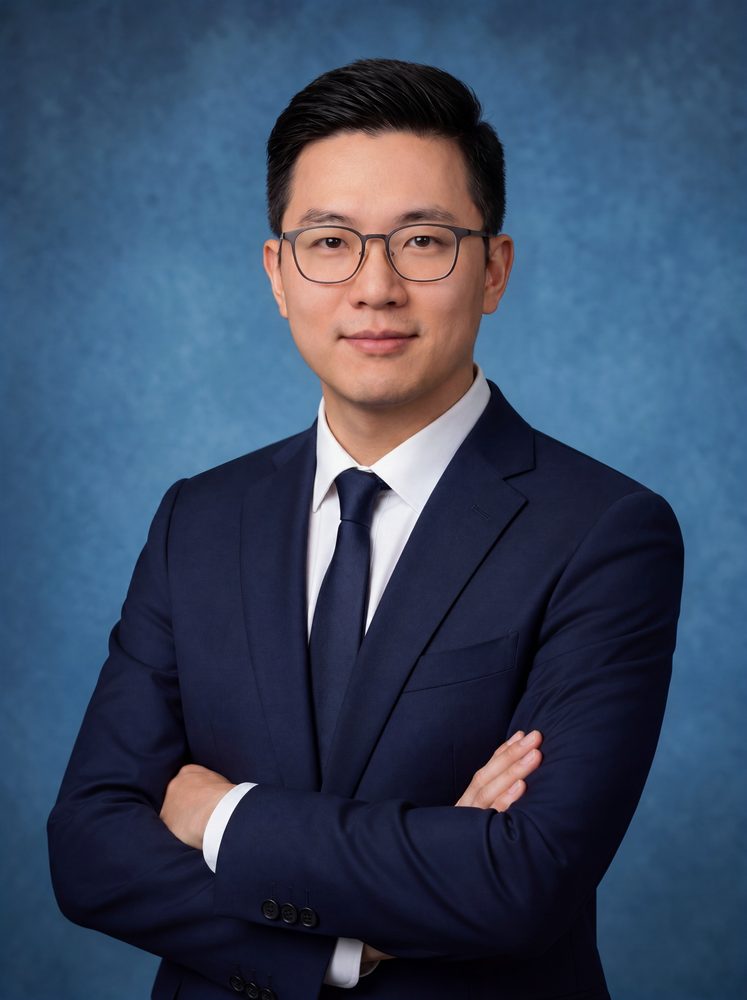 男性 LinkedIn 形象照样片，深蓝西装打领带，双臂交叉