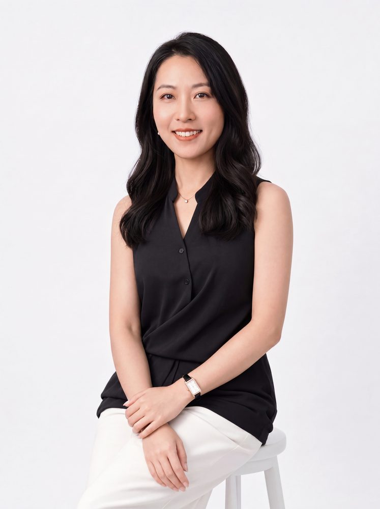 女性坐姿形象照样片，黑色上衣配白裤，坐在高脚凳上