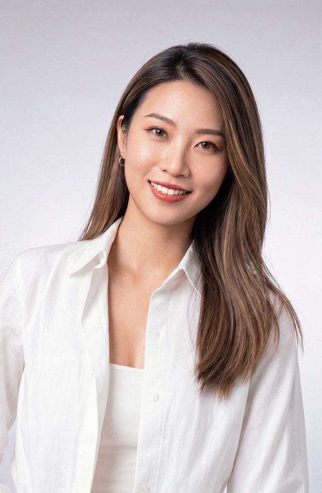 女性个人主页形象照样片，白衬衫，自然微笑